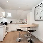 Franklin Rise By Serviced Apartment
